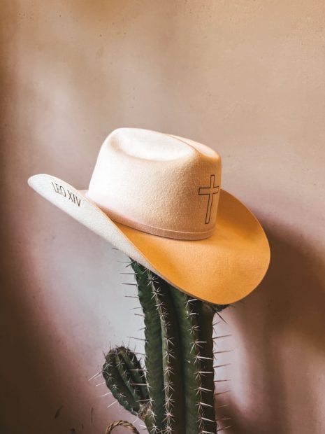 Papa León XIV, Vaticano, España. WhyHats, moda, sombrero, cowboy