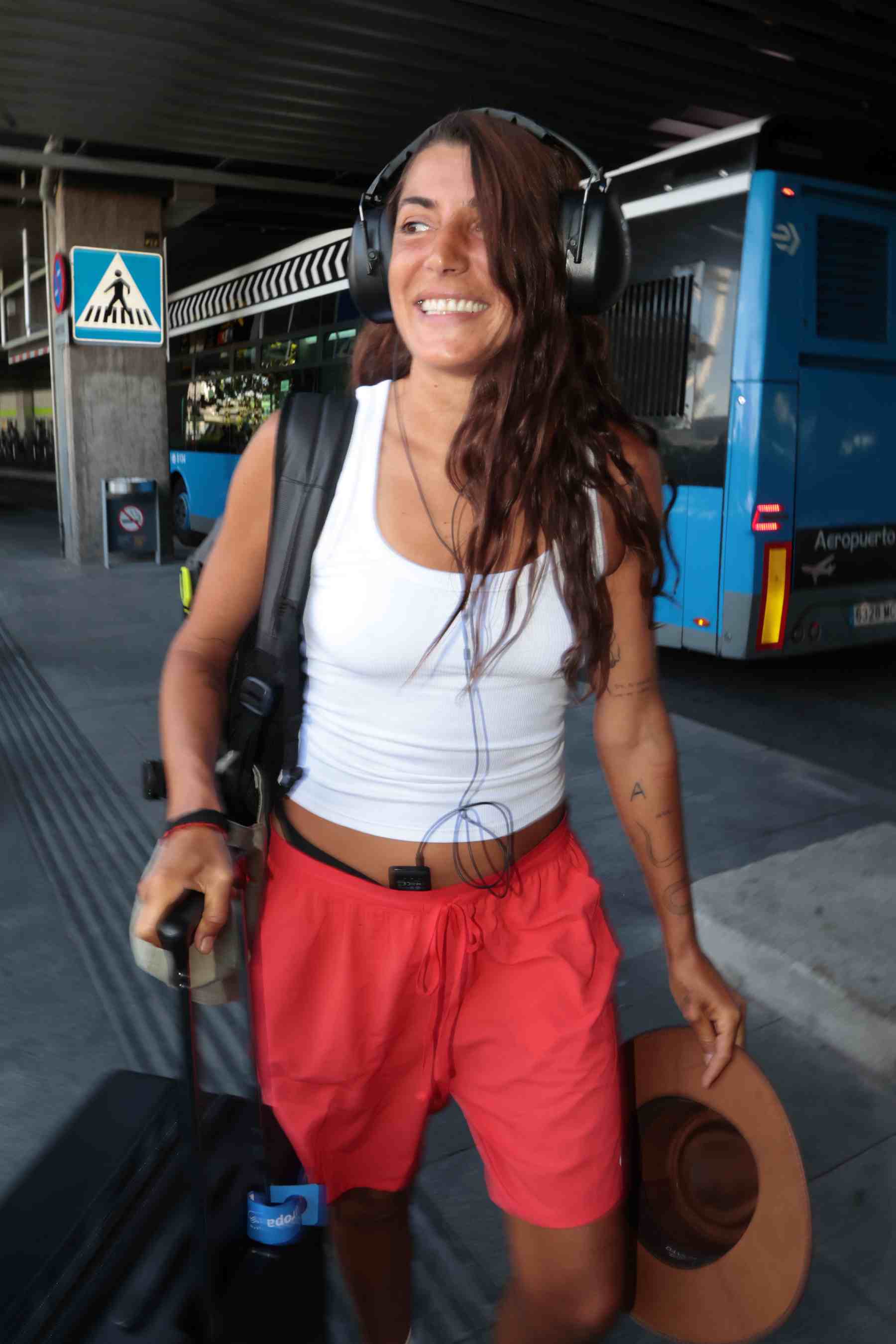 Maica Benedicto en el aeropuerto de Madrid. (Foto: Europa Press)