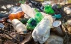 Basura plástica sobre la tierra. Foto: Freepik