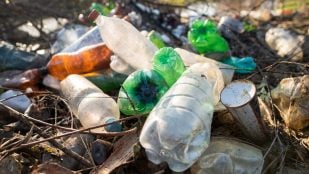 Basura plástica sobre la tierra. Foto: Freepik