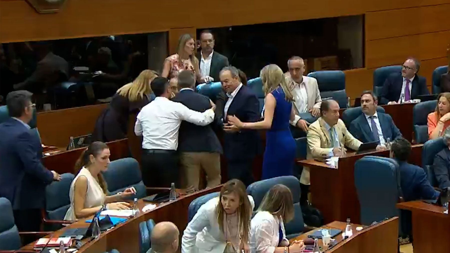 Bronca en la Asamblea de Madrid: expulsado un diputado del PSOE por dirigirse a la bancada del PP de forma amenazante