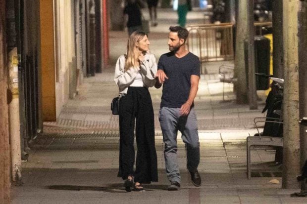 Dani Rovira junto a una chica en Madrid. (Foto: Europa Press)
