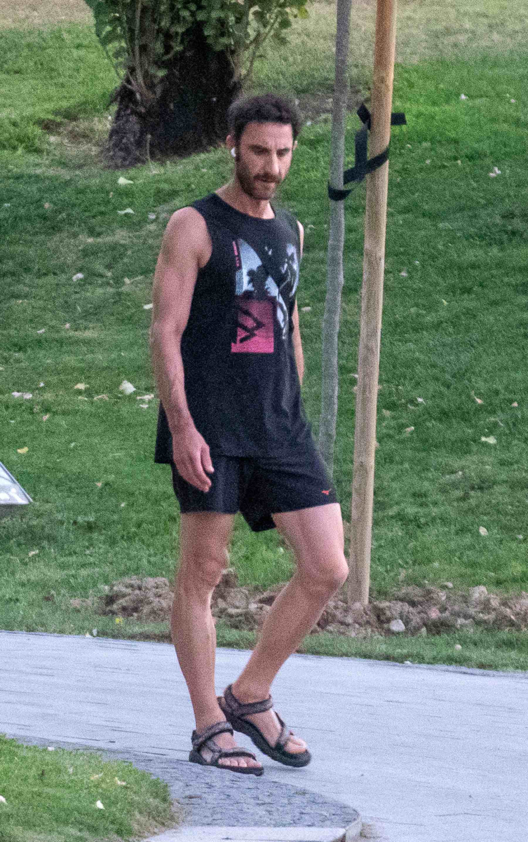 Dani Rovira en un parque de Madrid. (Foto: Europa Press)