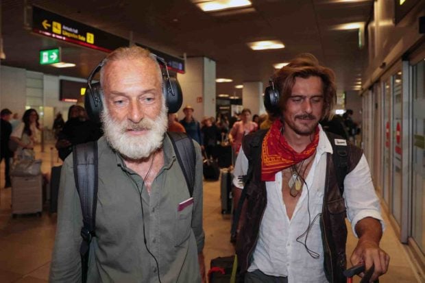 José Manuel Soto y Alvar Seguí de la Quadra-Salcedo a su llegada al aeropuerto. (Foto: Europa Press)