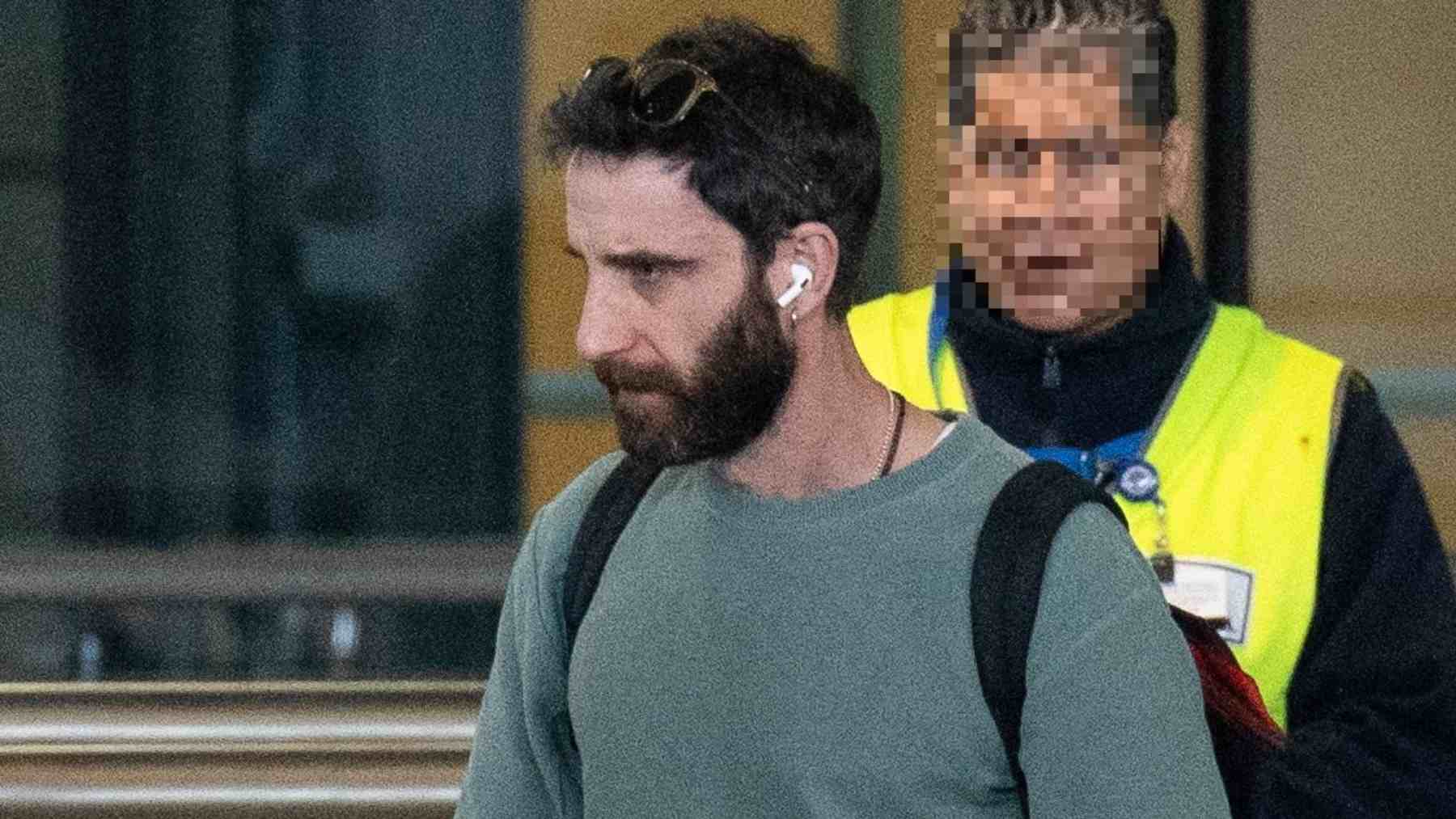 Dani Rovira en el aeropuerto Adolfo Suárez Madrid. (Foto: Europa Press)