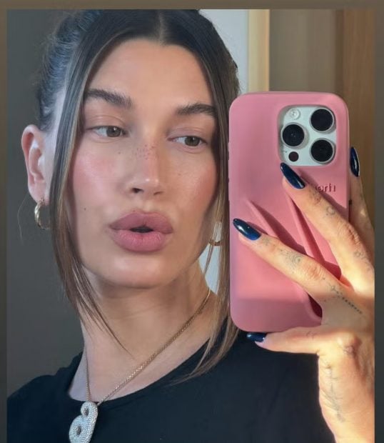 Hailey Bieber, u&ntilde;as, u&ntilde;as azules