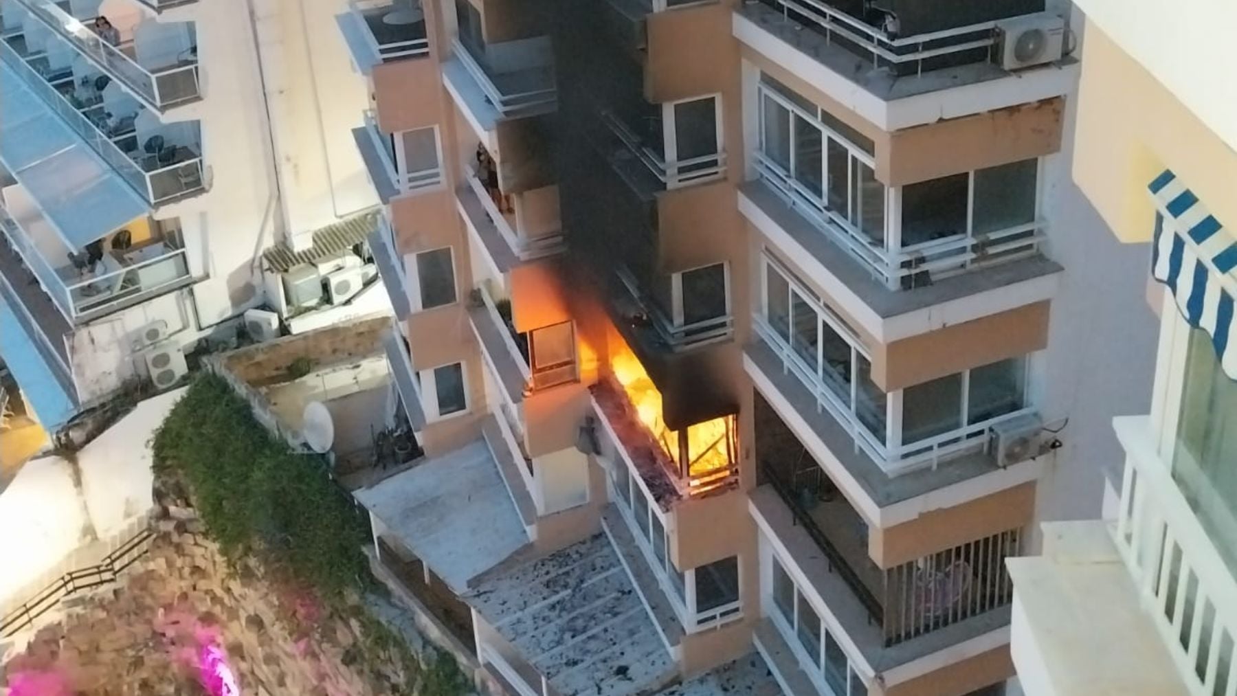Dos muertos y más de una veintena de heridos en un incendio en un edificio de 10 plantas de Magaluf