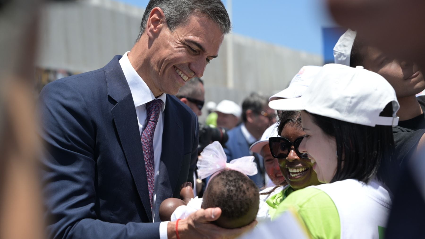 Sánchez copia al Papa y se hace la foto con el beb