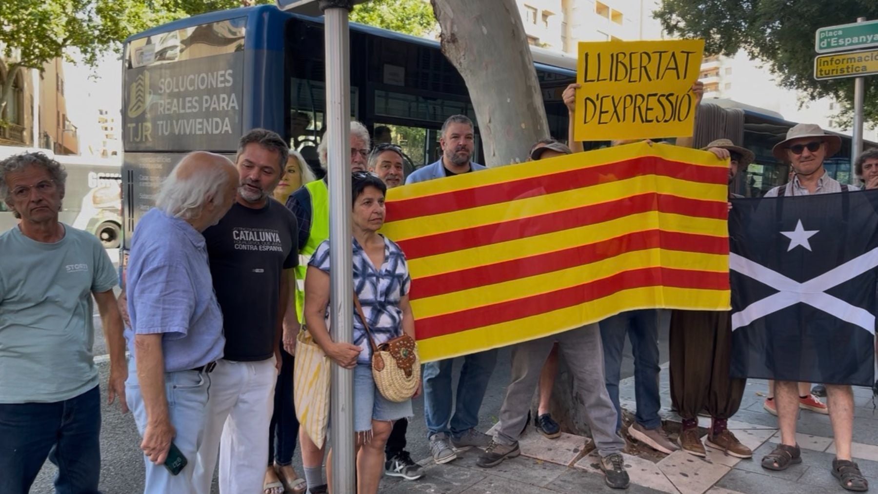 Más policías que manifestantes: fracaso de la concentración frente a los juzgados de Palma en apoyo a Balti Picornell