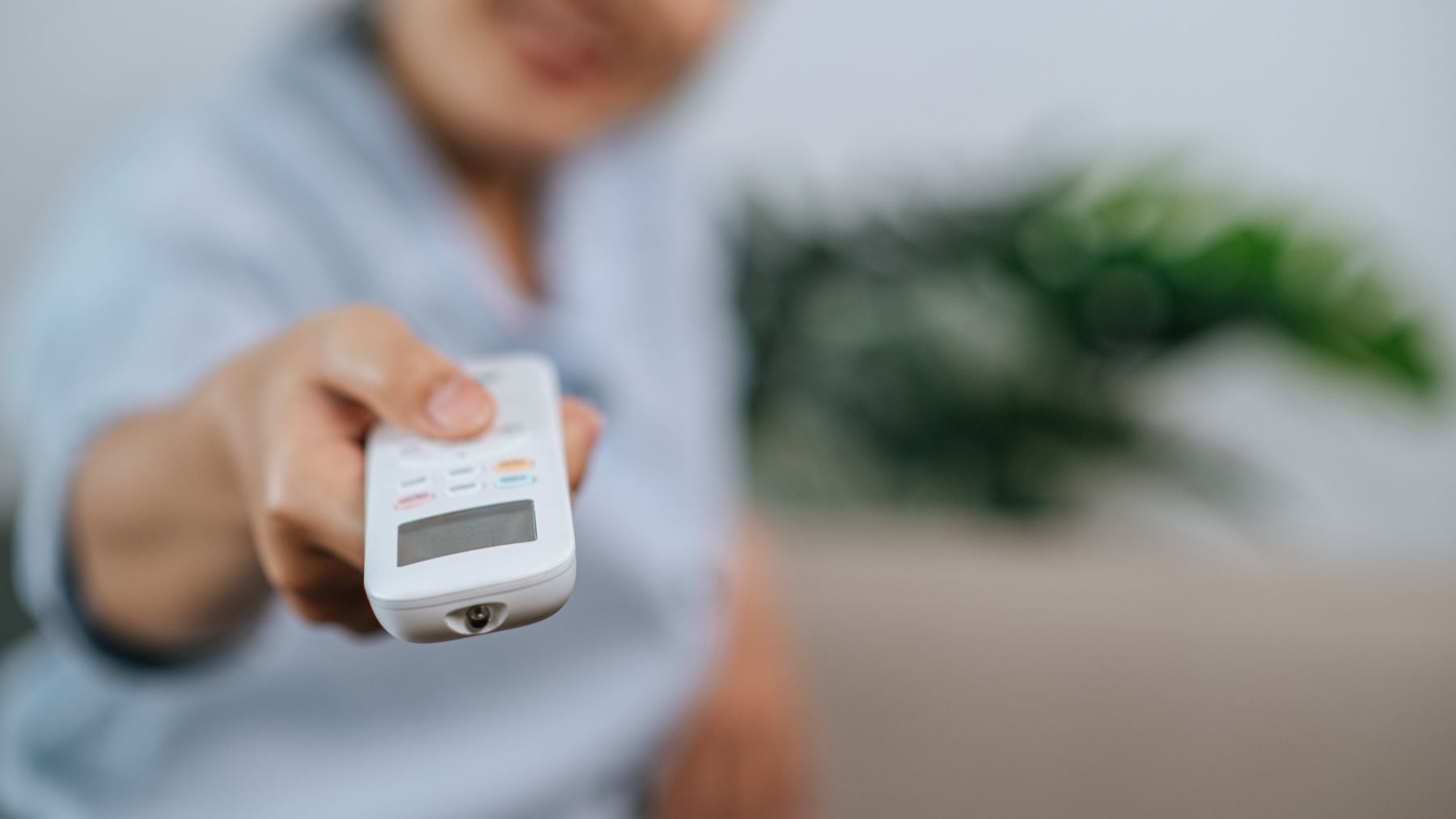 El aviso de la OCU sobre usar el ventilador y el aire acondicionado al mismo tiempo que puede cambiar hasta un 73% el resultado de tu factura de la luz