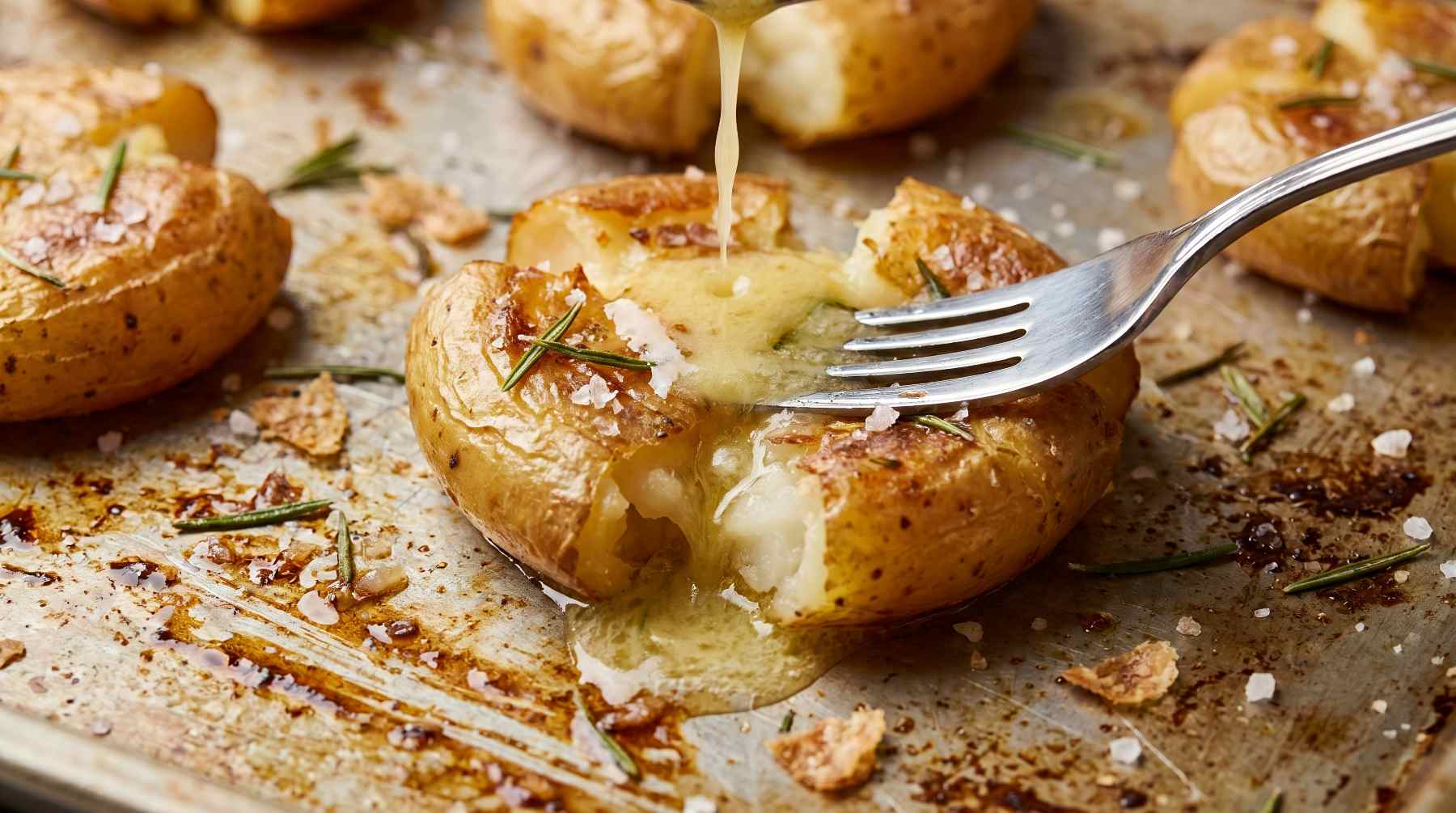Patatas smash crujientes con parmesano y ajo