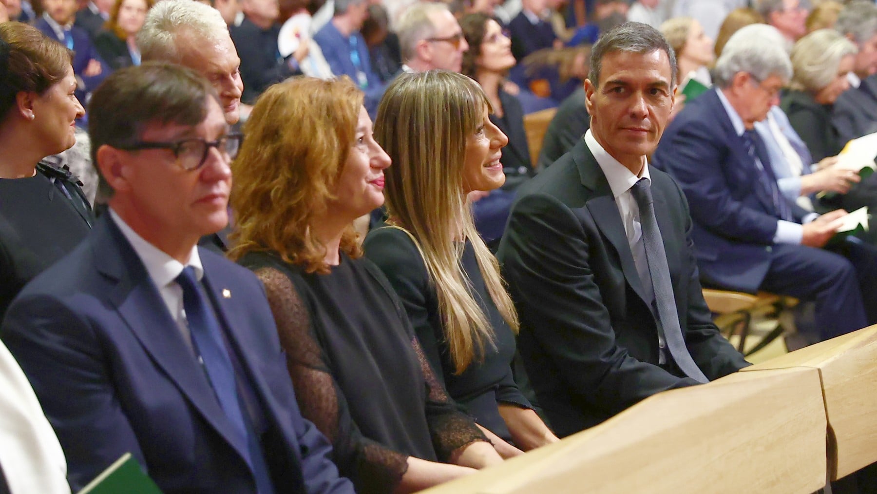 Sánchez rechazó viajar en el Airbus con sus ministros para ver al Papa en Barcelona y movilizó el Falcon para ir solo con Begoña