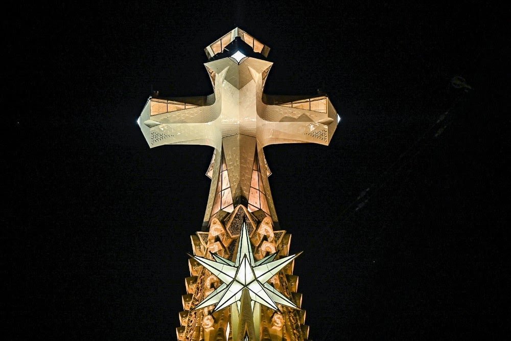 Fundación Endesa culmina con la cruz de la torre de Jesucris