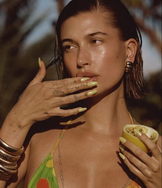 Rhode, u&ntilde;as, manicura, Hailey Bieber
