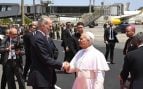 El monarca Felipe VI cede el Falcon en el que iba a viajar para que el Pontífice vuelva a Roma