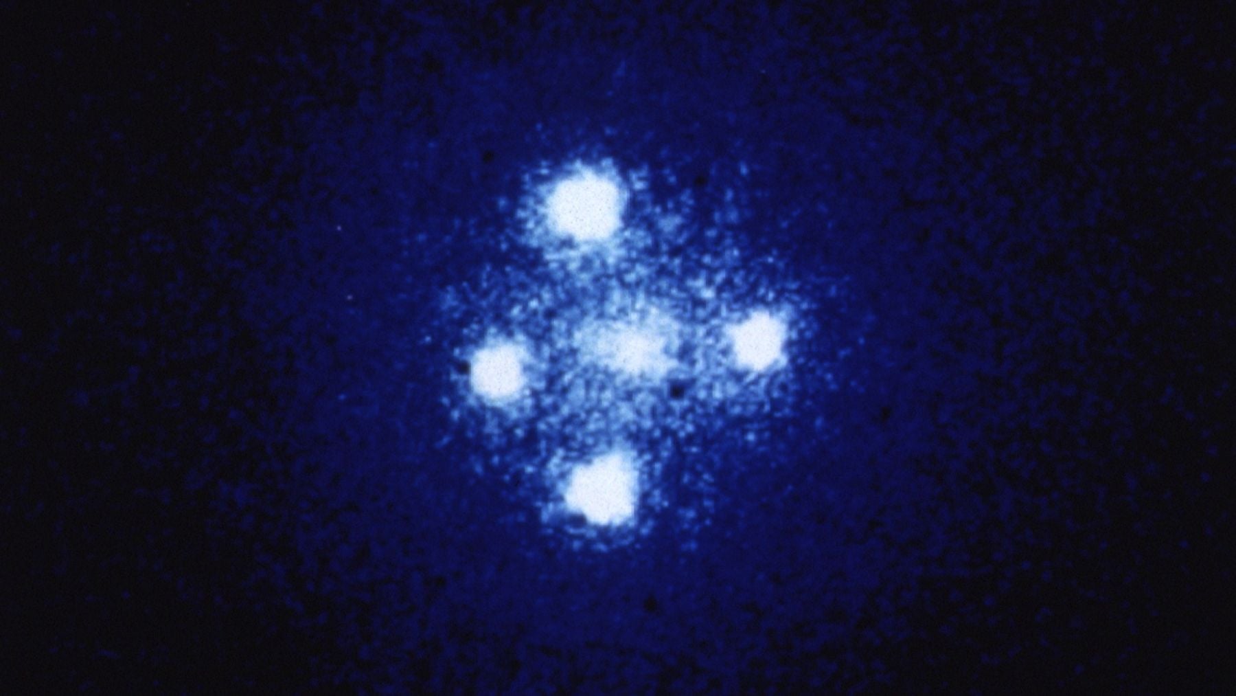 Los astrónomos no dan crédito: descubren una Cruz de Einstein que cuestiona la evolución de las galaxias