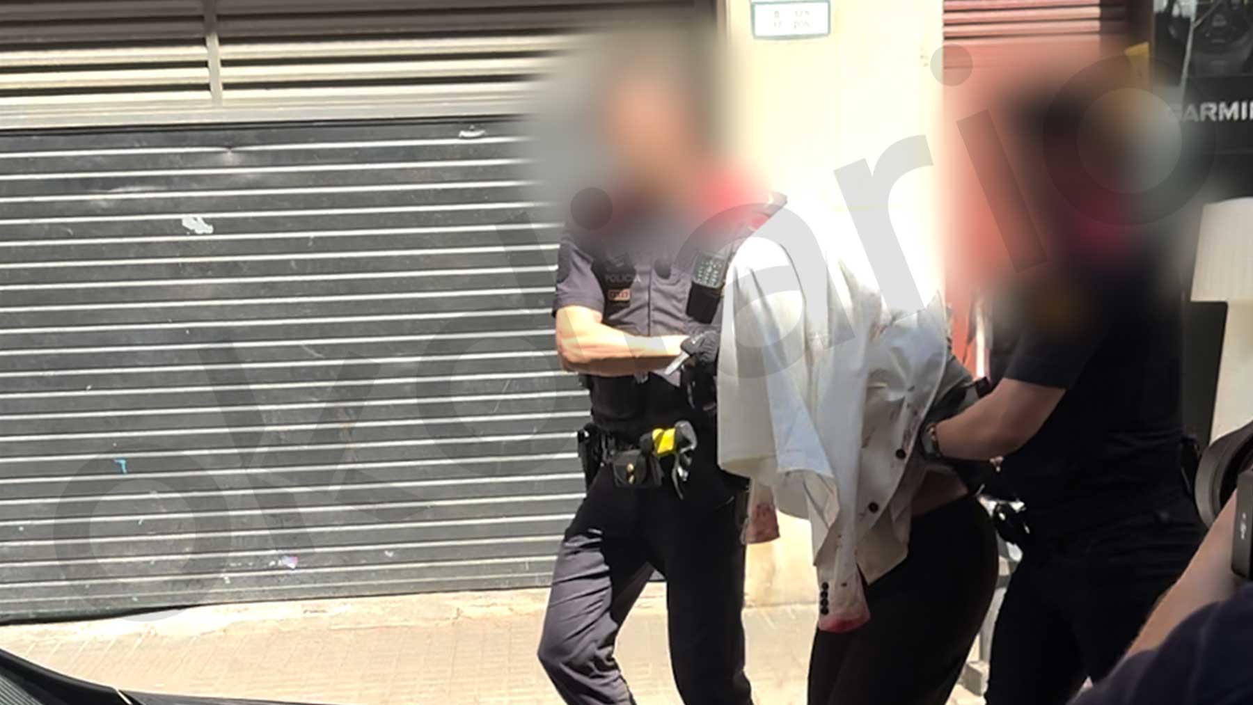 Gritos de ¡fuera, a vuestro país! a los 5 atracadores detenidos en una joyería de Barcelona