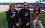Juan Carlos Rivero junto a Mario Suárez y Vero Boquete en la restransmisión de un partido (RTVE).