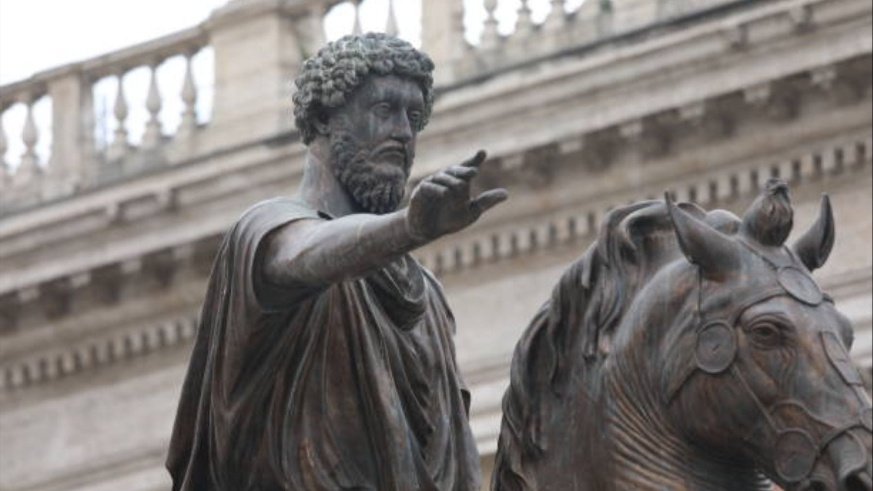La reflexión vital de Marco Aurelio, filósofo estoico: Cada vez que estés a punto de señalar un defecto en otra persona, hazte la siguiente pregunta: ¿Qué defecto en mí se parece al que estoy a punto de criticar?