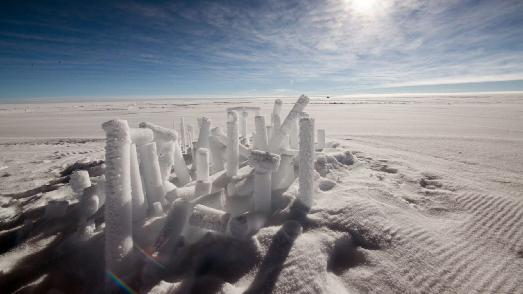 Núcleos de hielo descartados sobre la superficie helada de Groenlandia. (Foto EGRIP).
