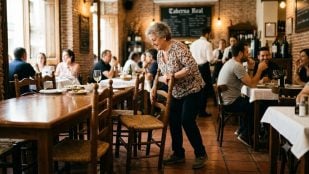 Persona recogiendo la silla en un restaurante (Imagen creada con IA)