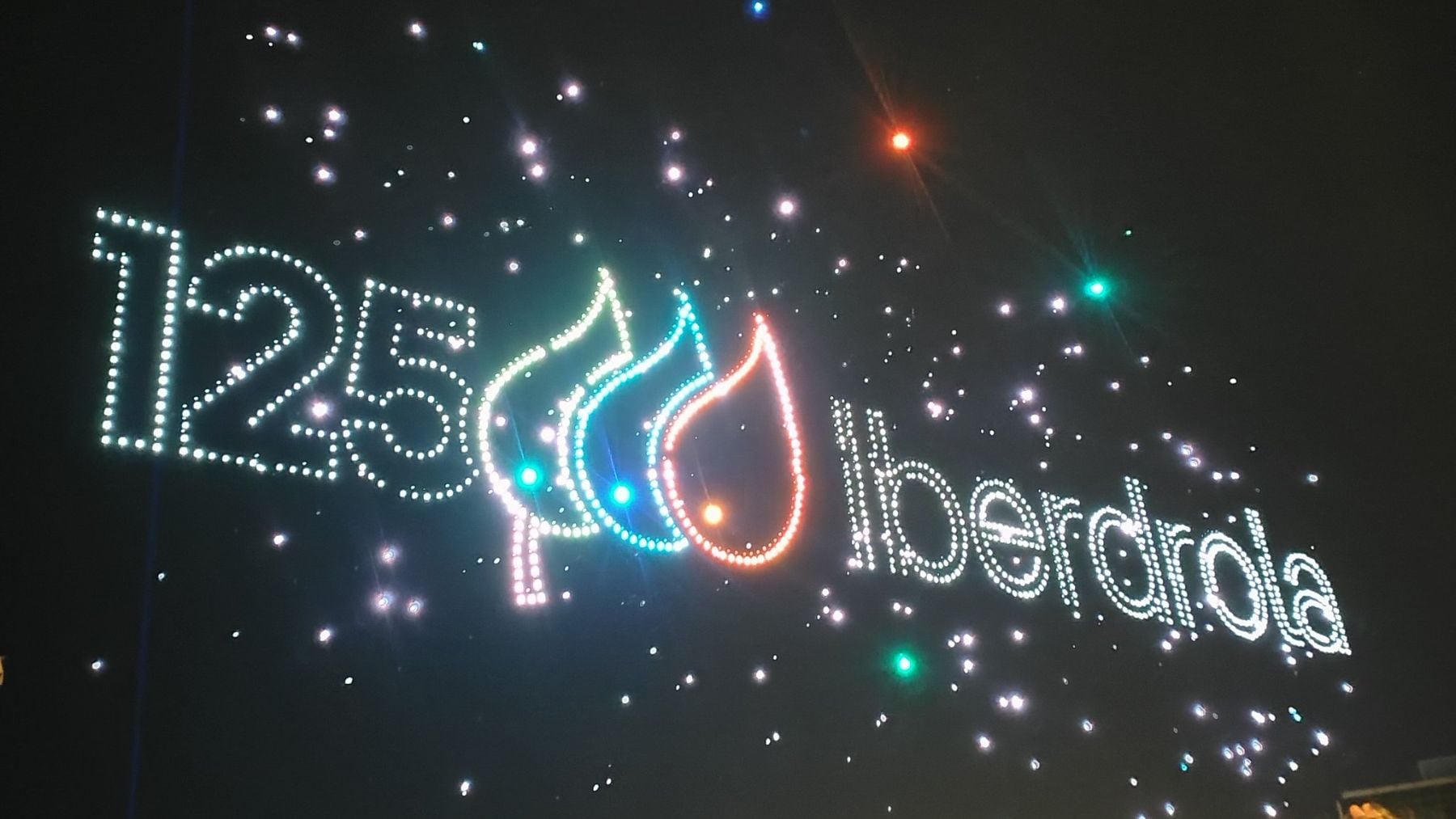 Iberdrola ilumina Bilbao con 1.500 drones para festejar sus 125 años de historia frente a la ría
