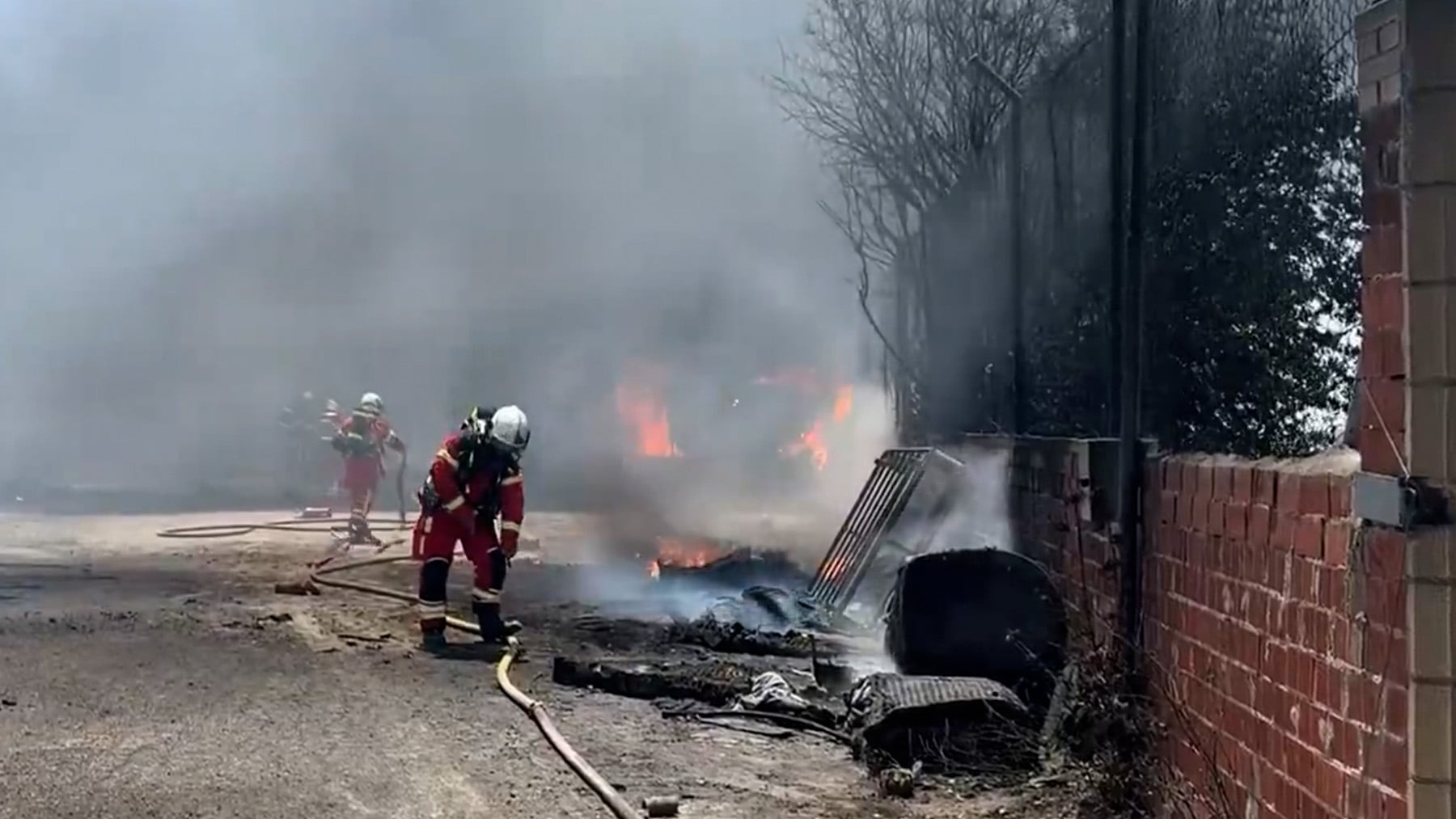 Un incendio en Parla hace saltar las alarmas por el intenso humo tras calcinarse casetas prefabricadas y camiones