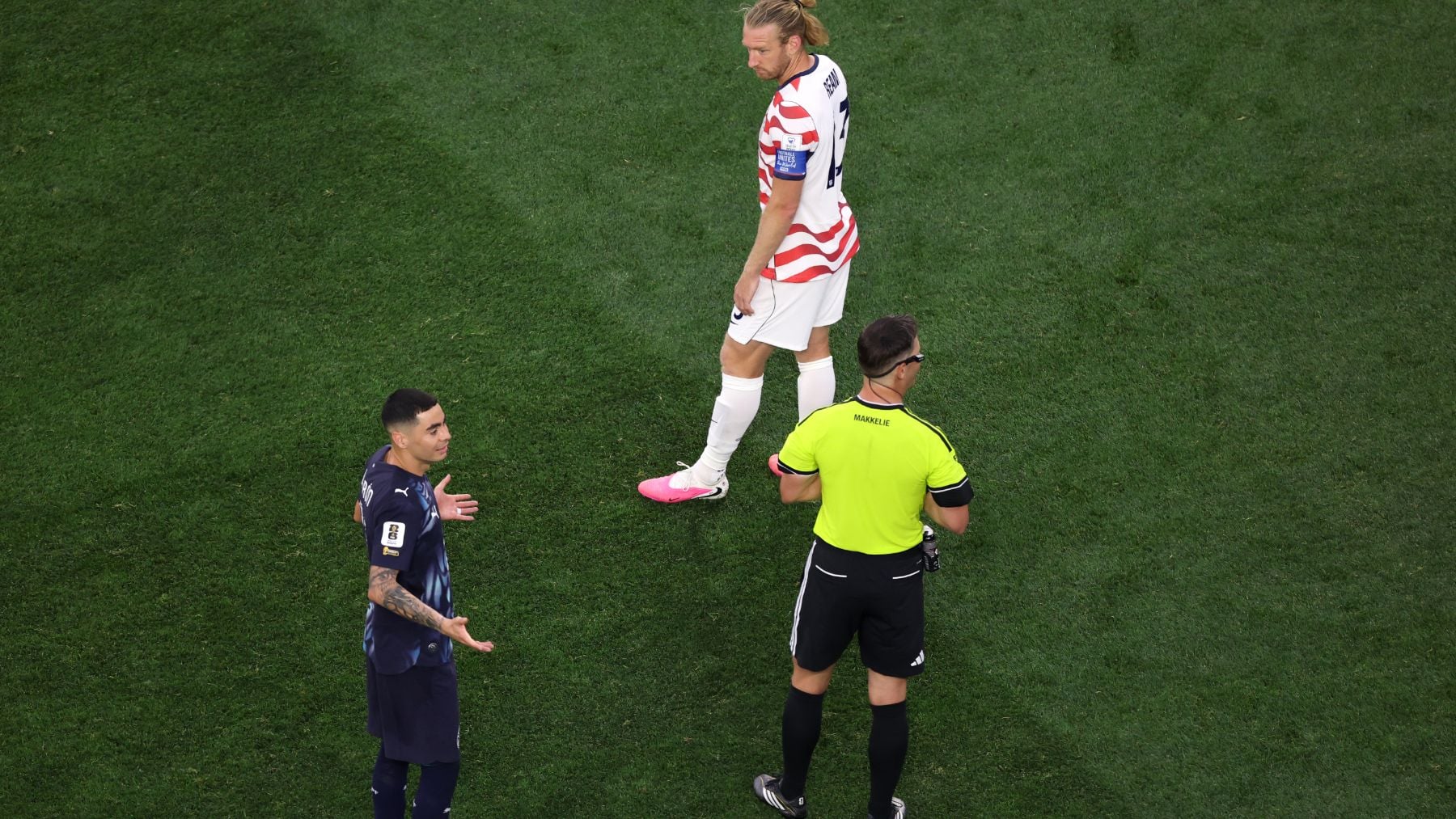 El arbitraje español estrena una de las normas en el Mundial con Del Cerro Grande en el VAR