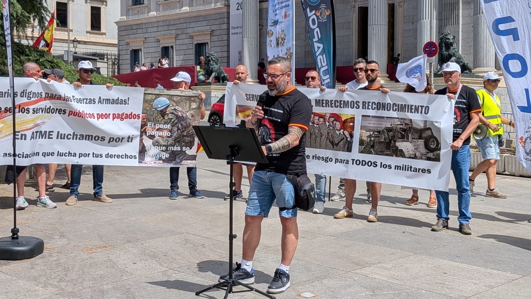 Más de un centenar de militares se concentran ante el Congreso por “el mísero sueldo los soldados: 1.326 €”