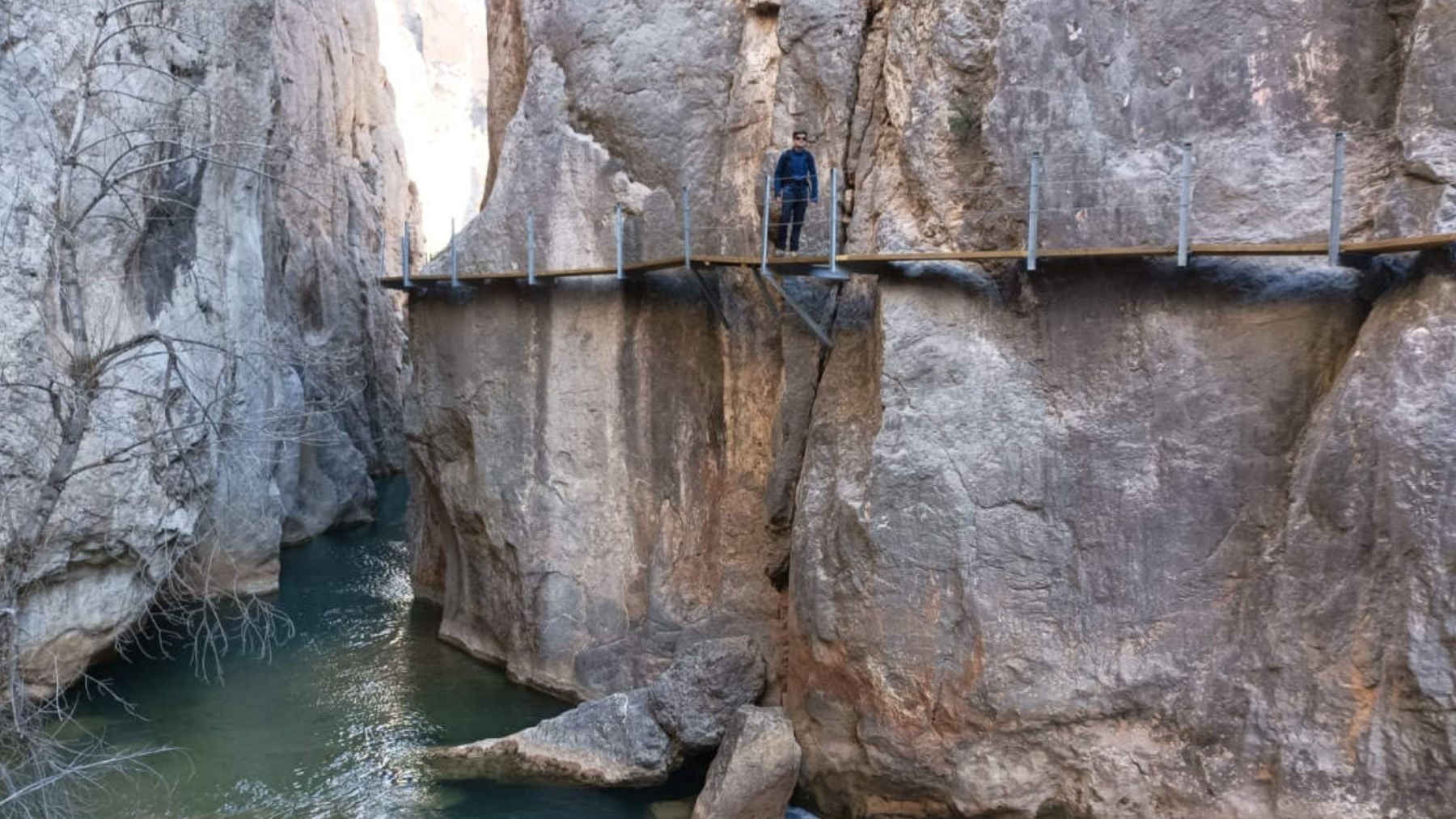 El Caminito del Rey está genial, pero Aragón tiene otra ruta para familias con pasarelas de madera colgadas sobre un río