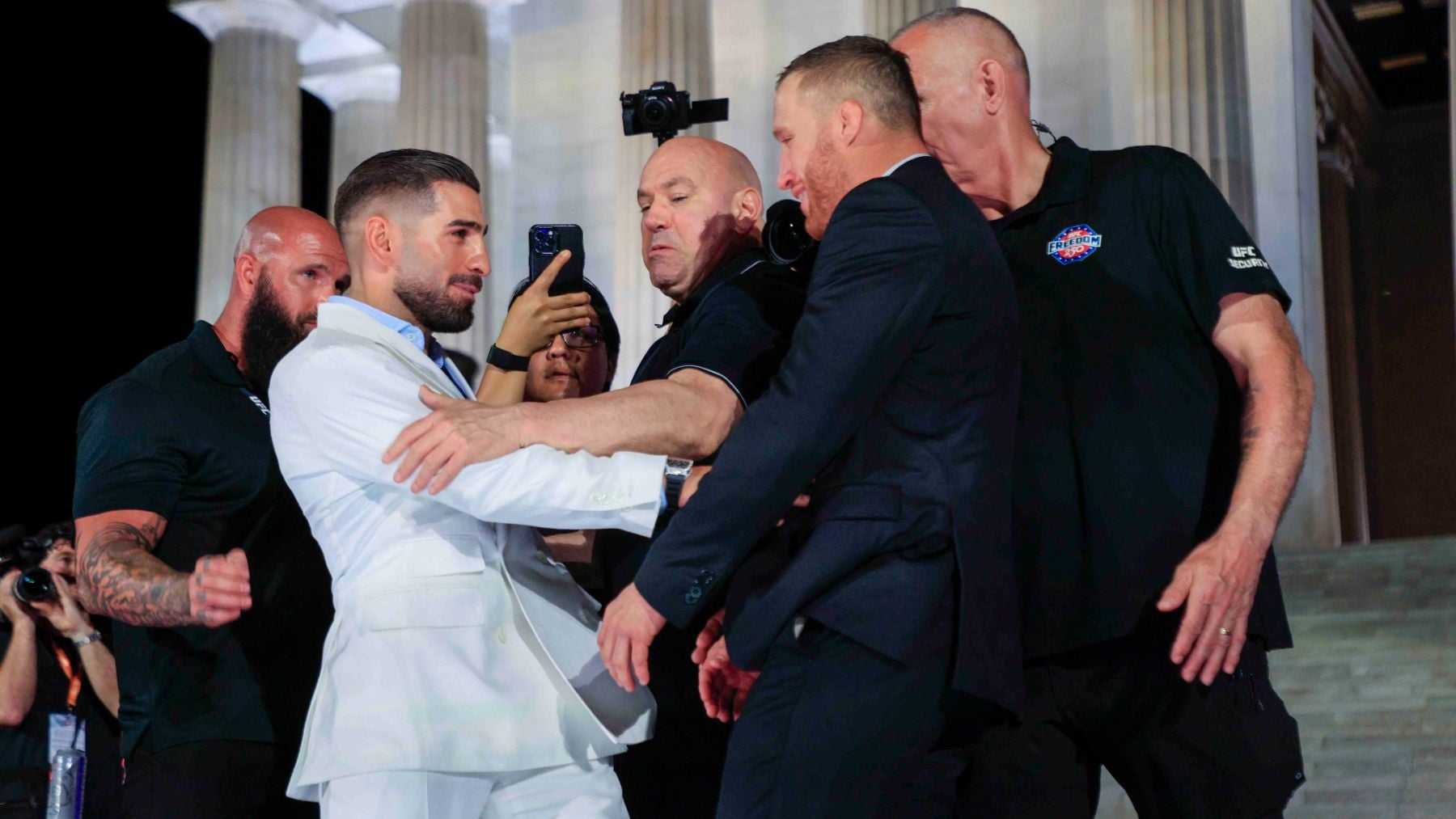 La tensión crece en el careo entre Topuria y Gaethje antes de su pelea en la Casa Blanca. (EFE)