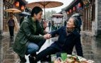 Una chica ayudando a una mujer. Imagen generada con IA.