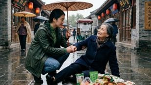 Una chica ayudando a una mujer. Imagen generada con IA.