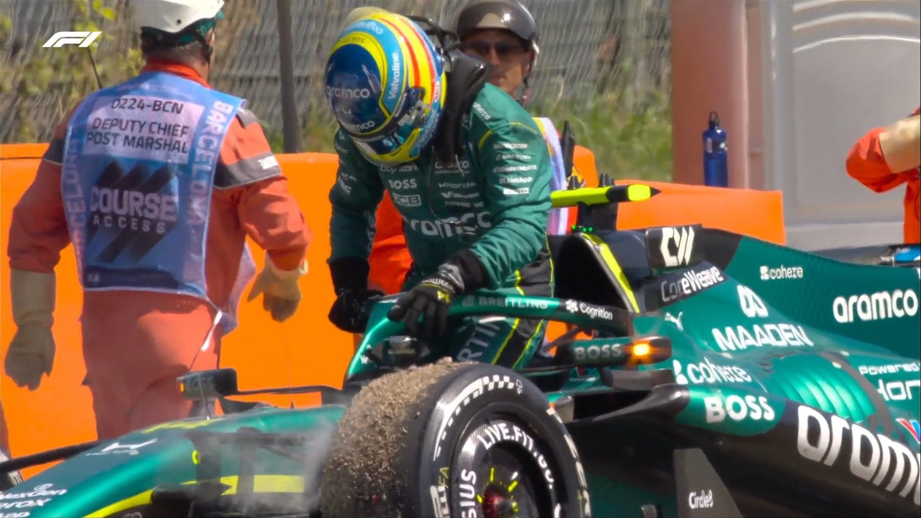 Abandono de Alonso en Montmeló: un Aston Martin indigno le deja tirado en su carrera de casa