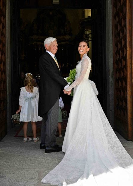Amanda Lange con su padre en su boda