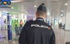 Detenido en el aeropuerto de Menorca tras pegar a su pareja y secuestrar a su hija pequeña para escapar del país