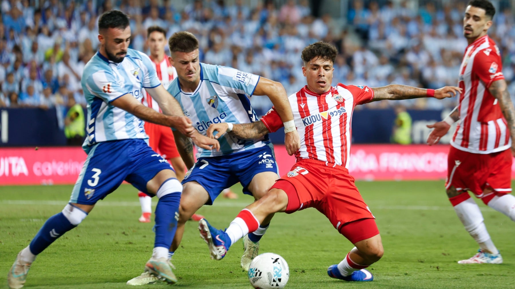 Málaga y Almería dejan el ascenso a Primera para la vuelta tras un descafeinado partido en La Rosaleda