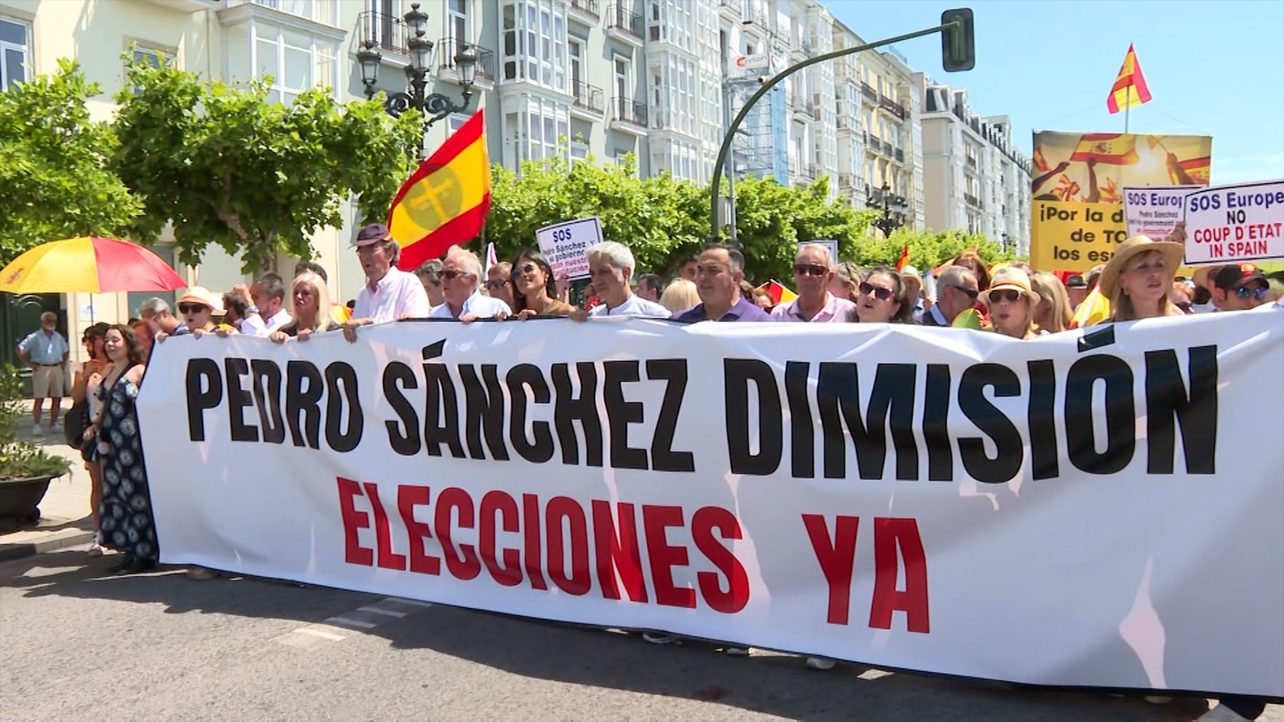 Una treintena de asociaciones se manifiestan en Santander contra la trama PSOE al grito de ¡Pedro Sánchez a prisión!