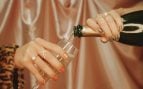 Ni manicura francesa ni tonos pastel: el color de uñas que más favorece en verano y hace tus manos más cuidadas