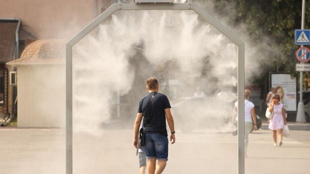 agua en la calle calor