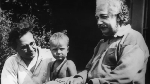 Albert Einstein con su hijo