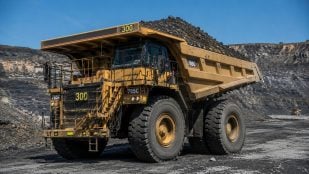 Rolls-Royce crea un nuevo tipo de camión minero, camión eléctrico para reducir CO2, uso de camiones híbridos en minería, minería y CO2.
