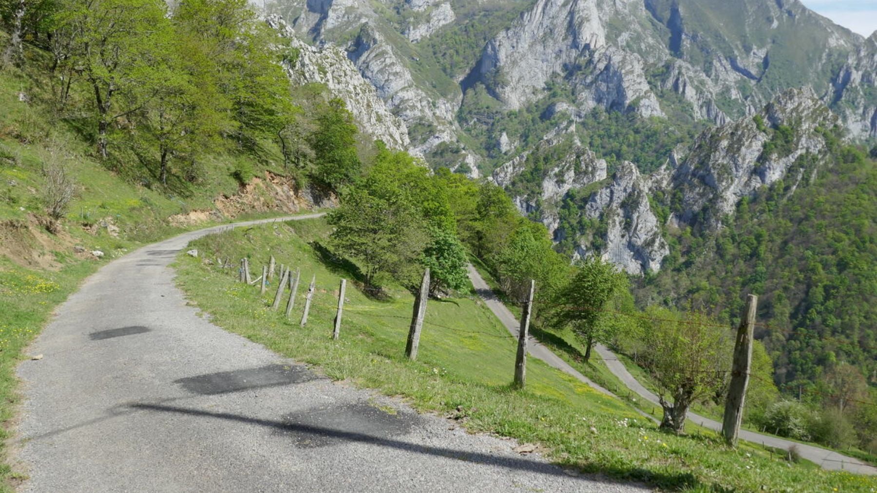 La inaccesible aldea asturiana de 14 habitantes a la que solo se llega tras ascender 23 curvas en 4 kilómetros