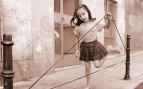 Niña jugando a la goma