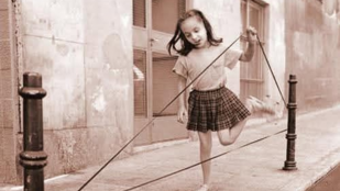 Niña jugando a la goma