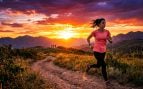 Una mujer corriendo al atardecer. Imagen generada con IA.