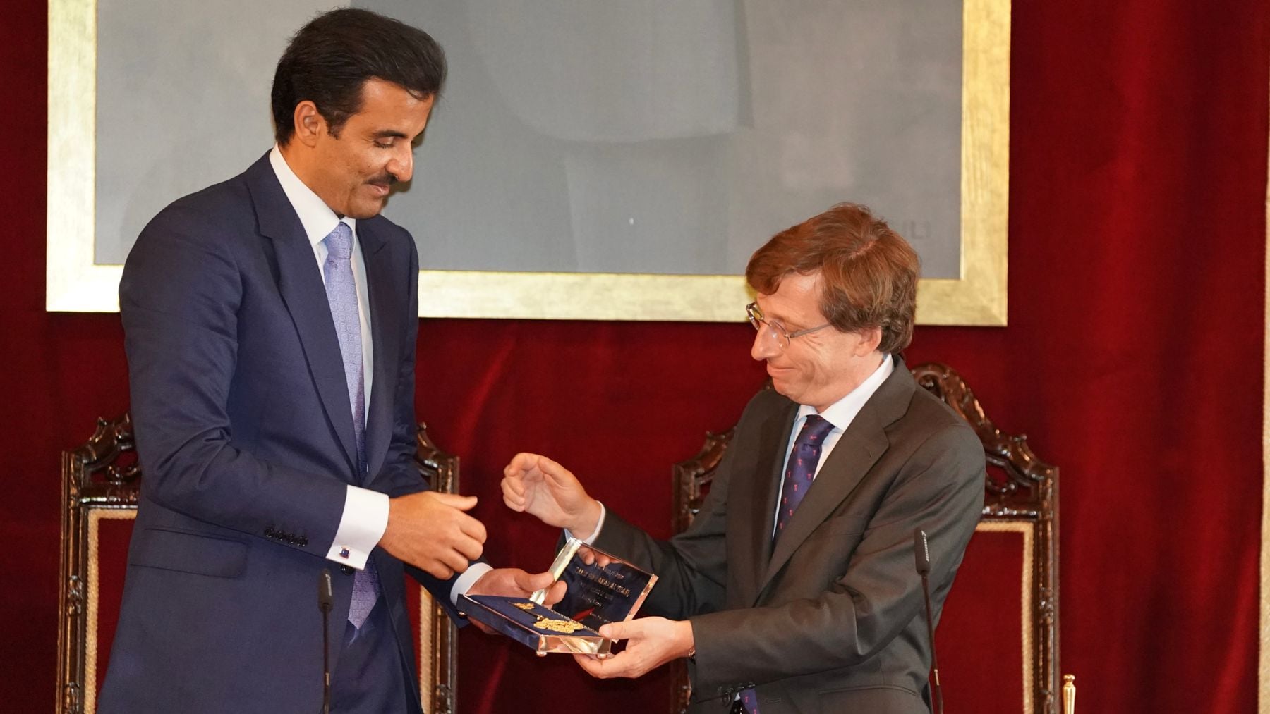 Lección de Almeida a Zapatero: devolvió un reloj Tag Heuer de alta gama que le había regalado el emir de Qatar