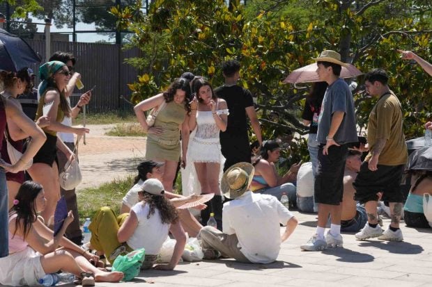 Decenas de personas hacen cola antes de entrar al concierto de Bad Bunny. (Foto: Europa Press)