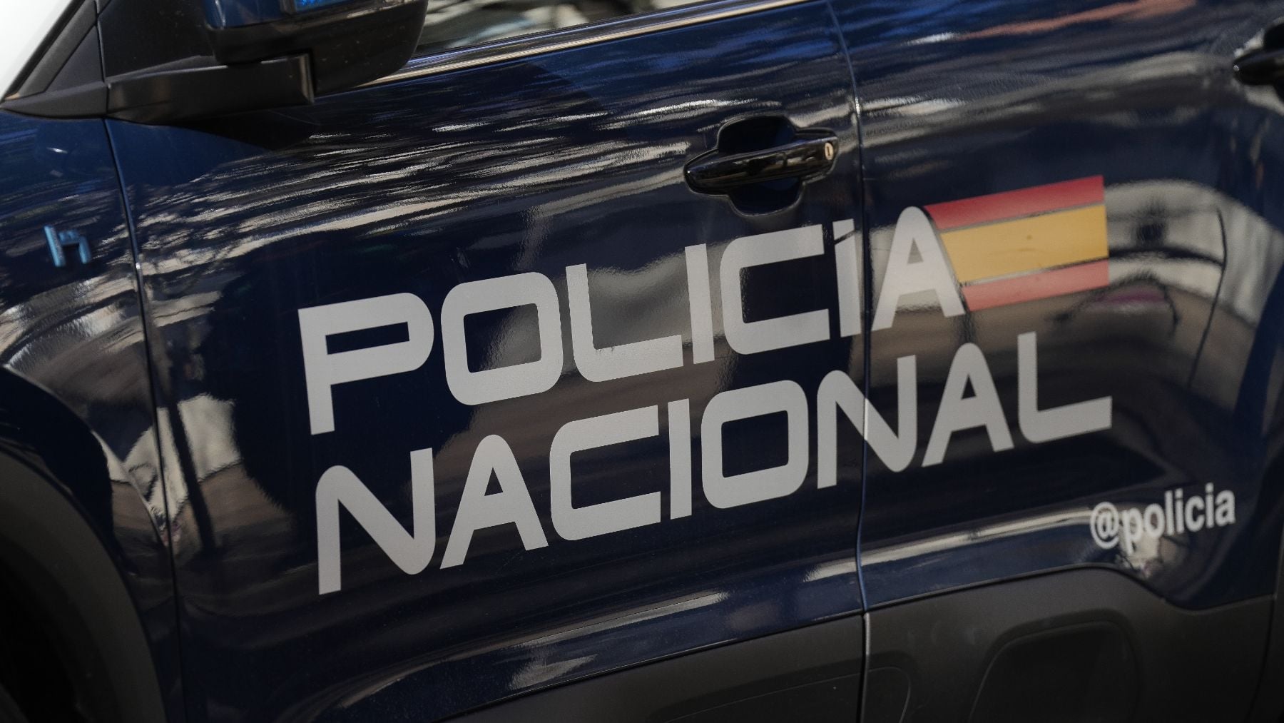 Un joven para con su furgoneta a comprar agua en Sevilla y le roban su equipo audiovisual de 20.000 €