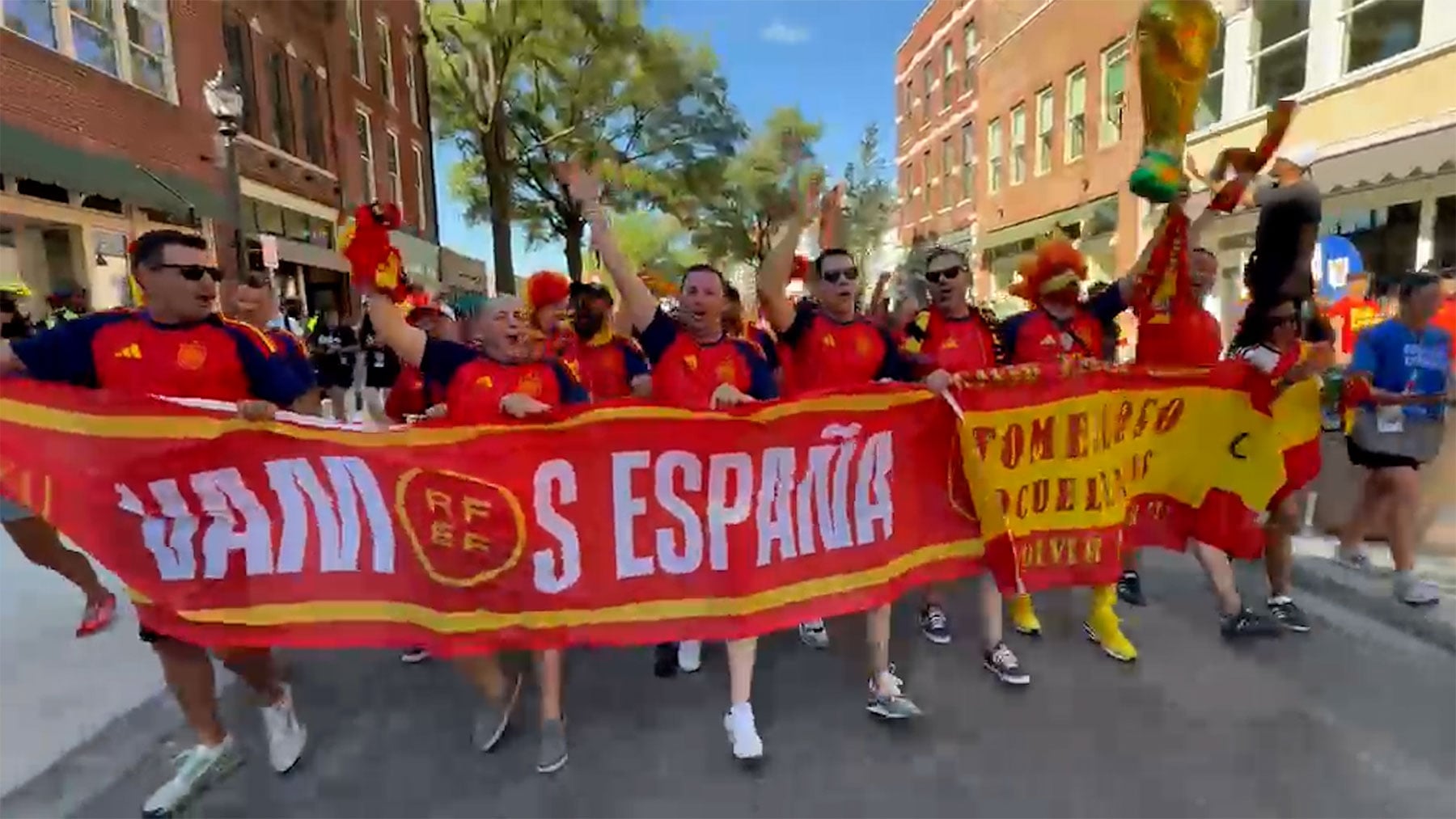 La marea roja toma Atlanta: más de 1.500 aficionados españoles hicieron una marcha sin precedentes hacia el estadio